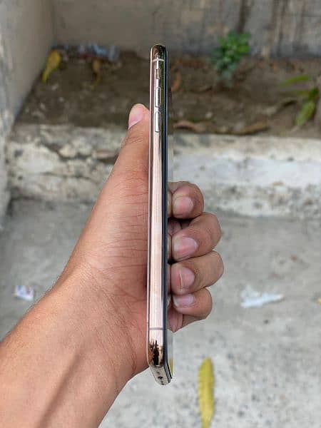 XS Max Gold color 256GB 4