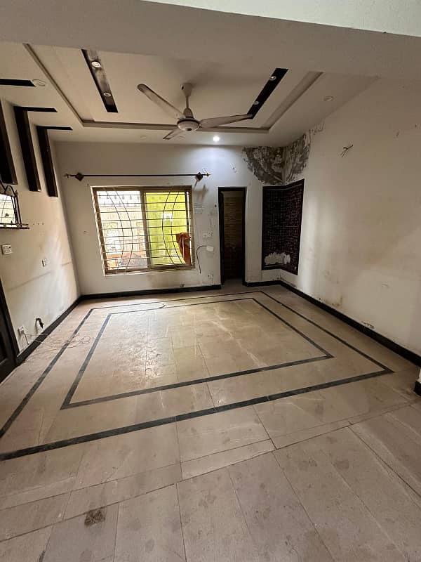 Portion for rent 2bed tv loung drawing room 3bath kichan pani bijli Gass sab sab available location walyat homes 1