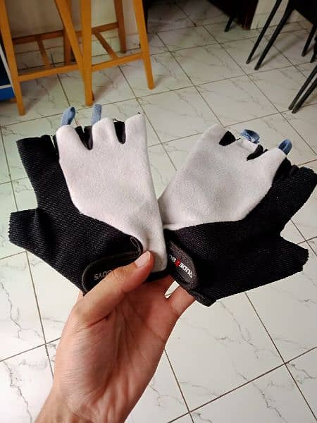 Bicycle Gloves with Colorful Design in New Condition 1