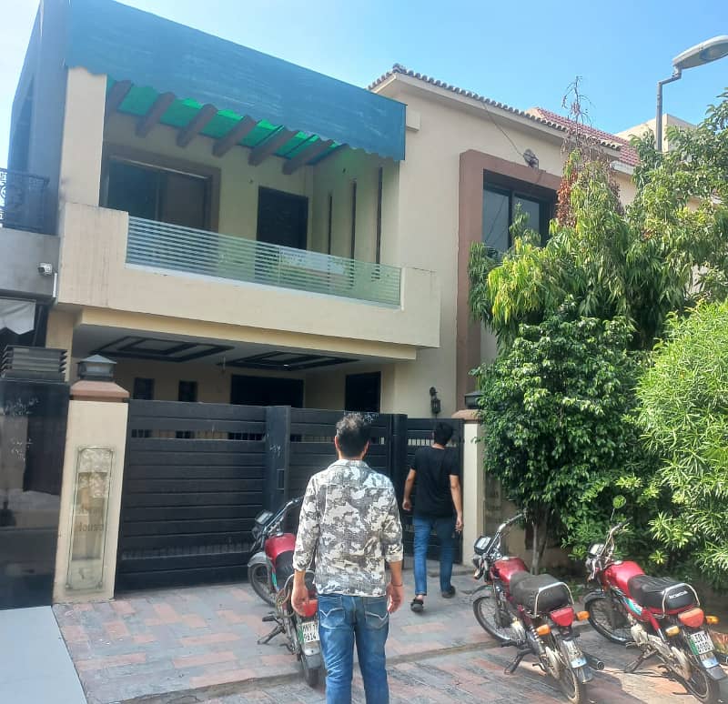 8 Marla House Available For Rent In Umar Block Sector B Bahria Town Lahore 15