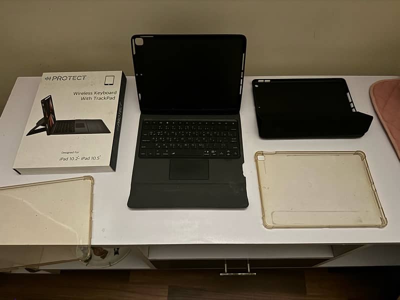 iPad 9th Wireless Keyboard & 3 Back Cover 0