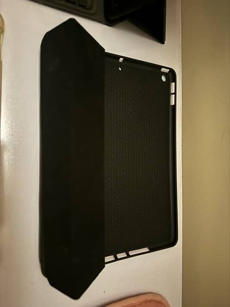 iPad 9th Wireless Keyboard & 3 Back Cover 2