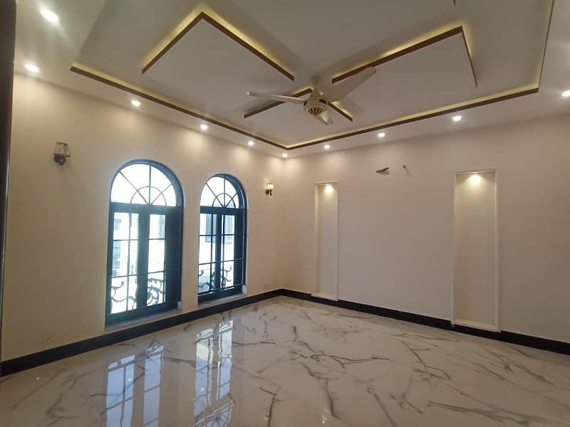 1 Kanal Like New House Available For Rent In Bahria Town Lahore. 2