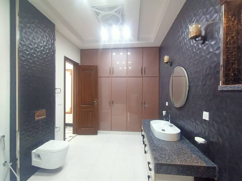 1 Kanal Like New House Available For Rent In Bahria Town Lahore. 5