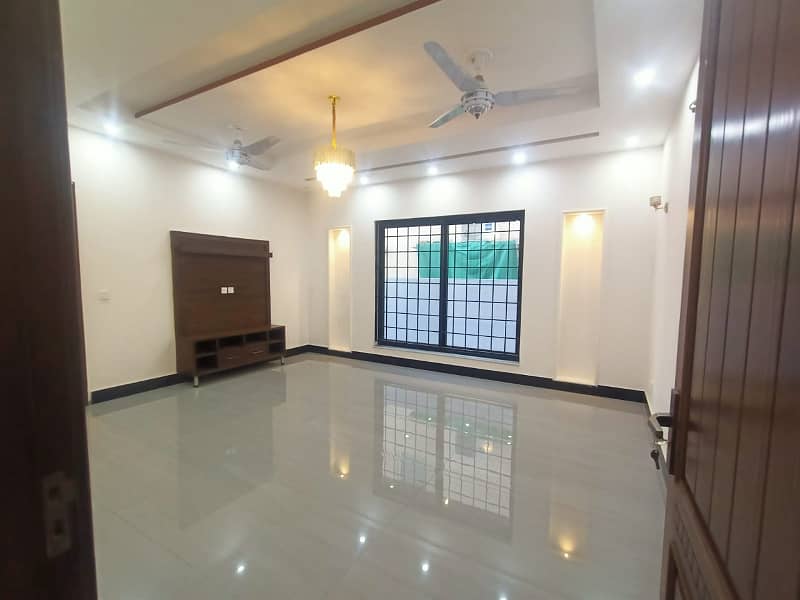 1 Kanal Like New House Available For Rent In Bahria Town Lahore. 10