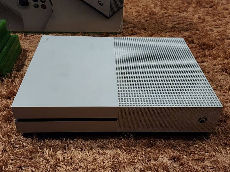 Xbox one s 1tb with box stand and 5 AAA games without controller 0