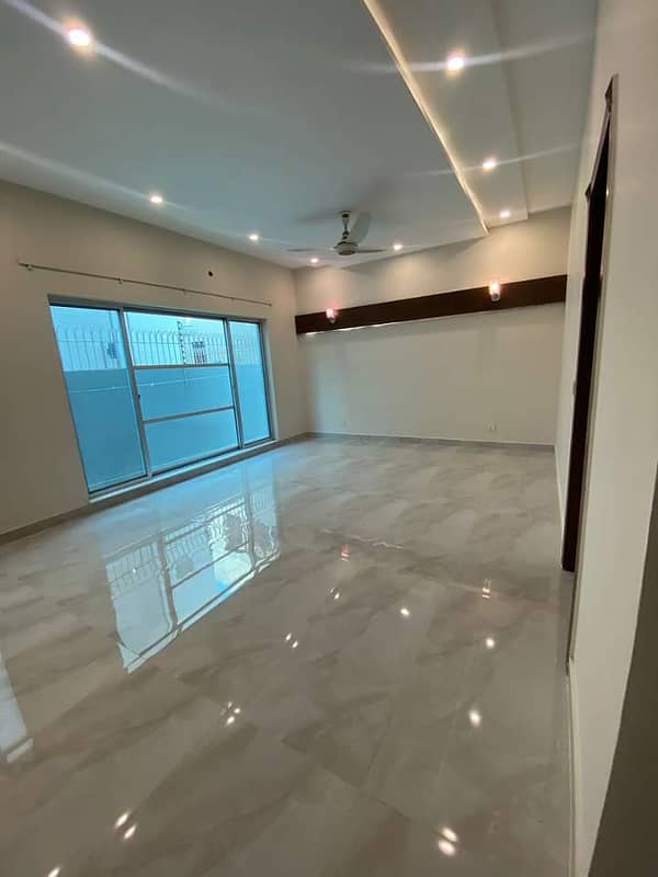 10 marla full house Available For Rent In DHA Phase 3 Lahore At Super Hot Location. 7