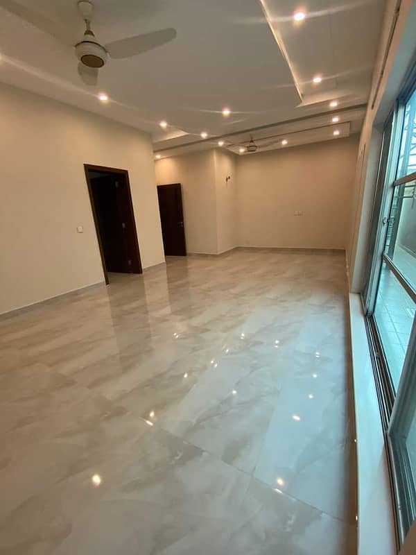 10 marla full house Available For Rent In DHA Phase 3 Lahore At Super Hot Location. 12