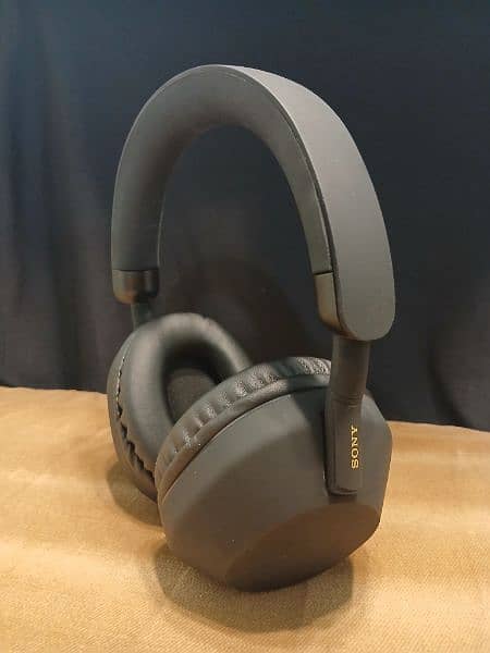 XM5 Headphones With Case 2