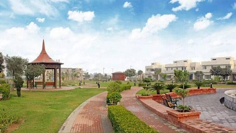 10 MARLA MOST BEAUTIFUL PRIME LOCATION 40 FEET ROAD RESIDENTIAL PLOT FOR SALE IN NEW LAHORE CITY PHASE 4 6