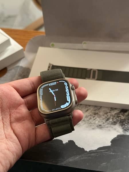 Apple Watch Ultra 49mm Titanium Green Alpine Loop M 8