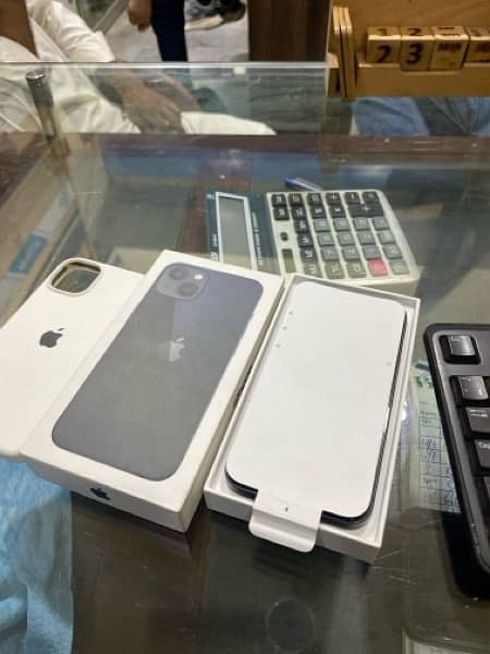 iphone 13 128Gb jv with box 3