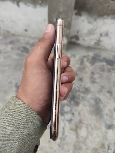 iPhone 11 Pro golden colour 100condtion  64 Ram only sell and exchange 2