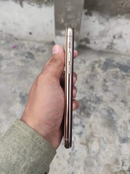 iPhone 11 Pro golden colour 100condtion  64 Ram only sell and exchange 3