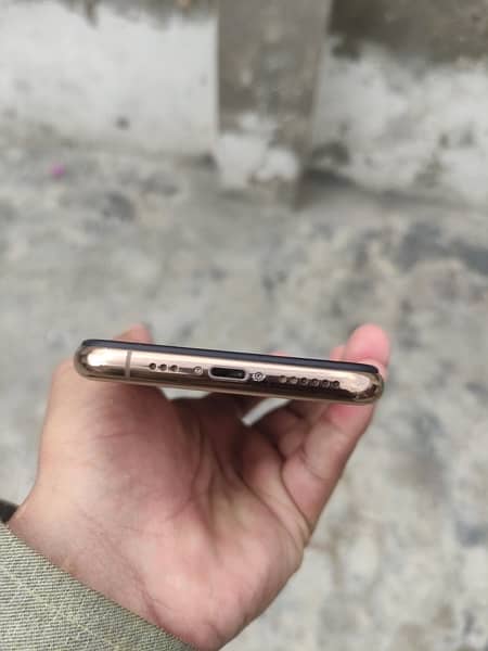 iPhone 11 Pro golden colour 100condtion  64 Ram only sell and exchange 4