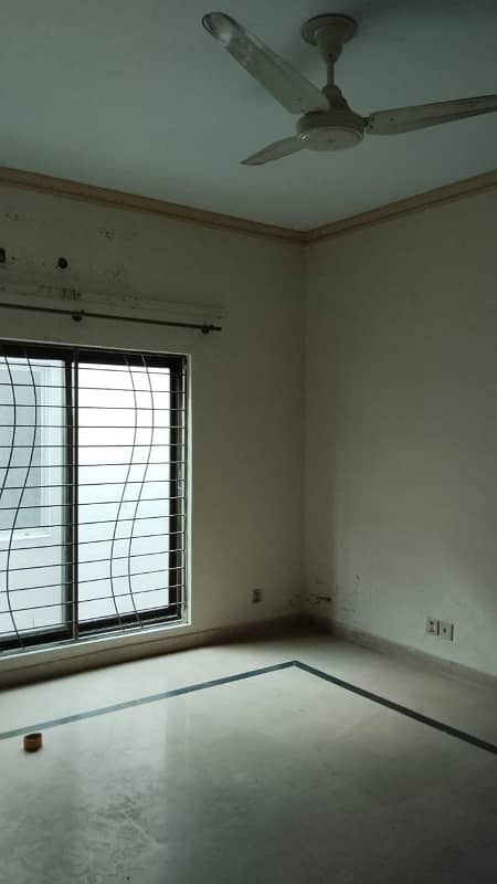 10 Marla upper porshan available for rent in Valencia town 3