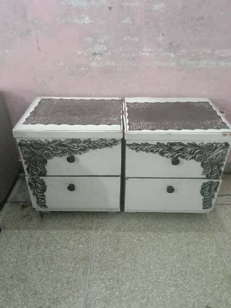 beautiful bed side for sale condition good 1