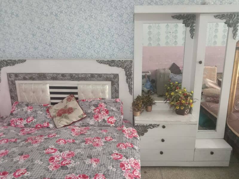 beautiful bed side for sale condition good 2