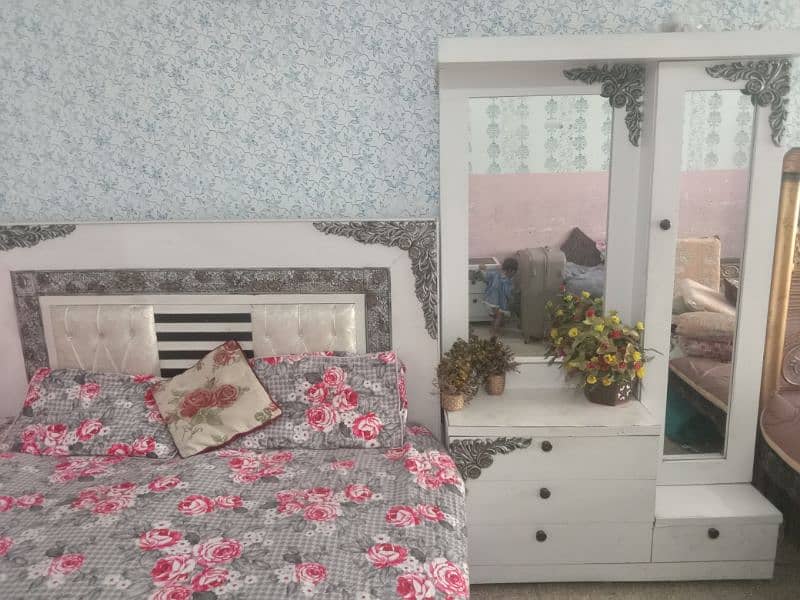 beautiful bed side for sale condition good 4