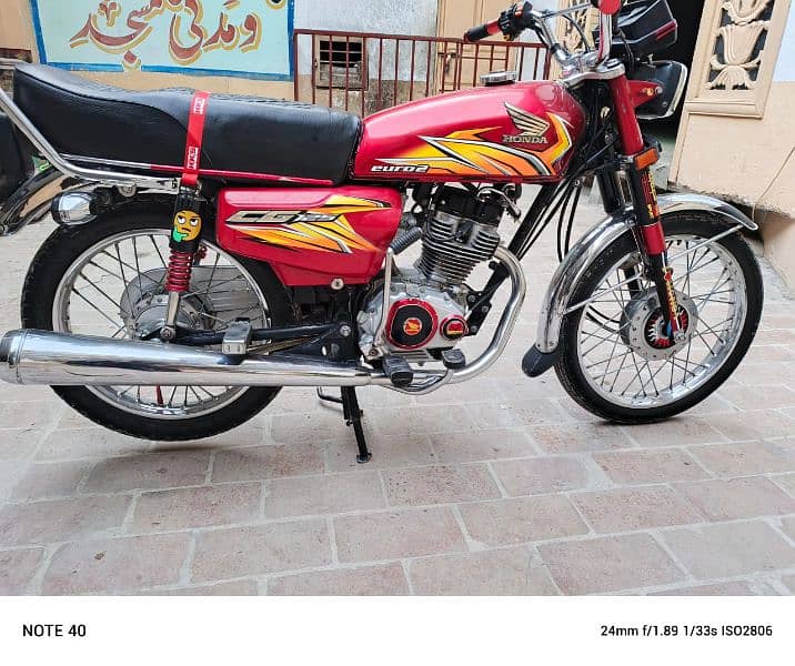 Honda 125 red clr 1