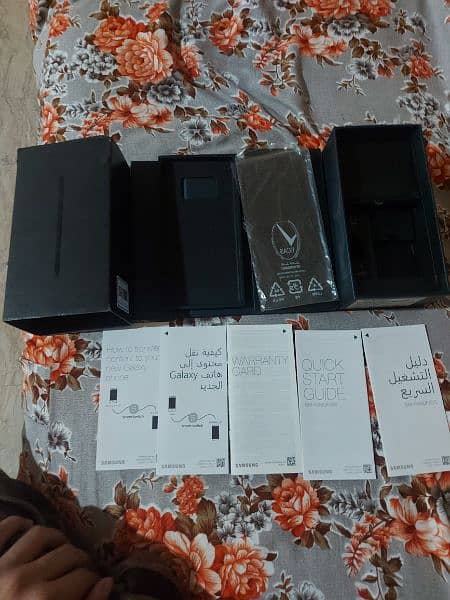 Samsung galaxy note 9 ka original box + guide books hain 0