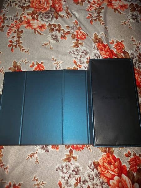 Samsung galaxy note 9 ka original box + guide books hain 2