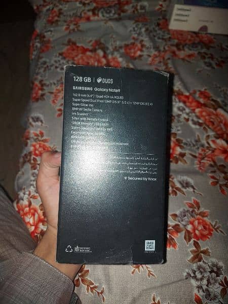 Samsung galaxy note 9 ka original box + guide books hain 4