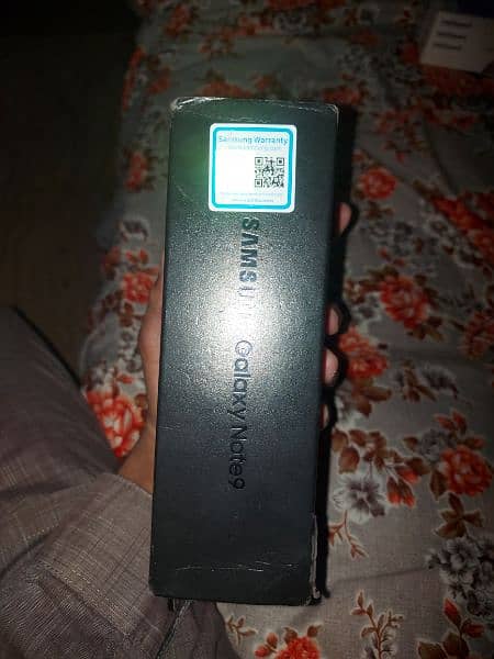 Samsung galaxy note 9 ka original box + guide books hain 8