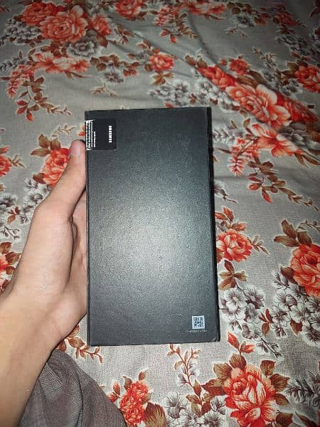 Samsung galaxy note 9 ka original box + guide books hain 9