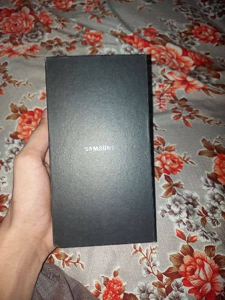 Samsung galaxy note 9 ka original box + guide books hain 10