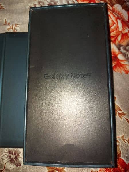 Samsung galaxy note 9 ka original box + guide books hain 12