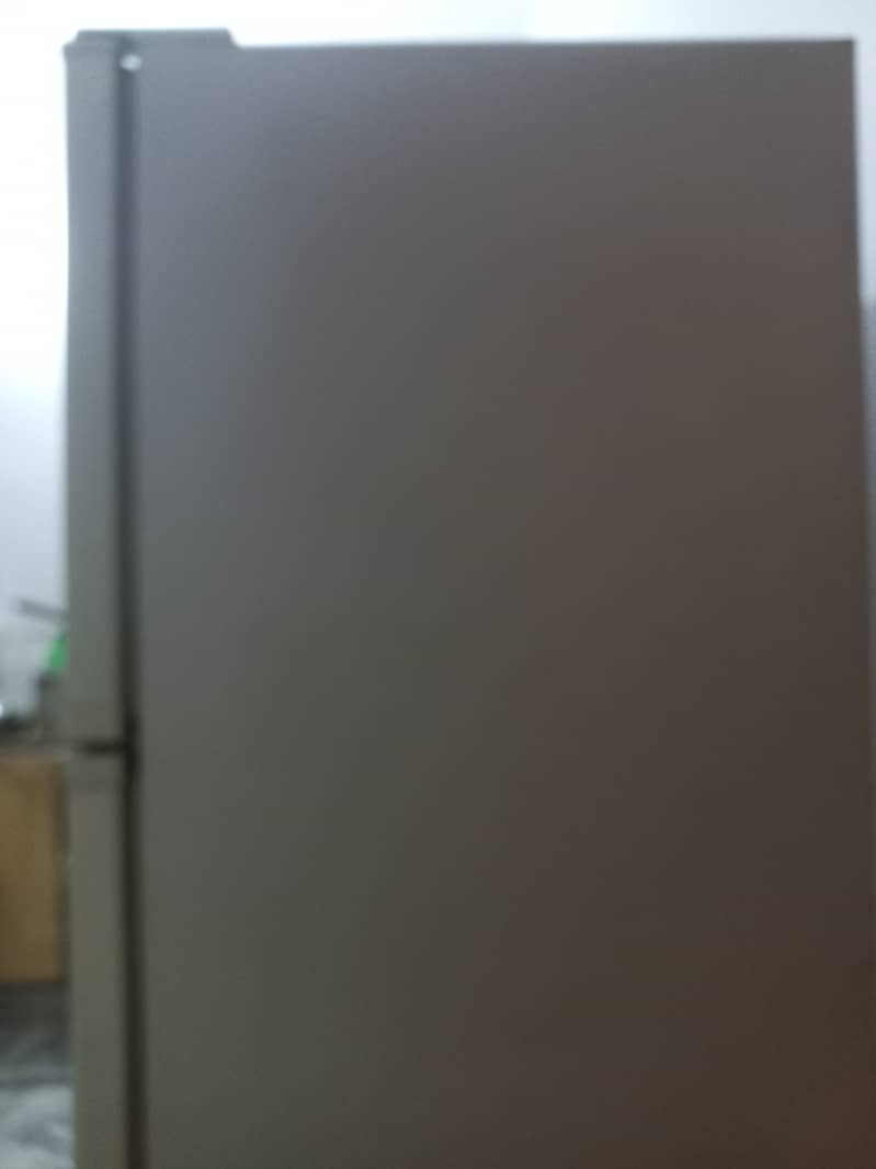 medium size Samsung fridge  2 door 2