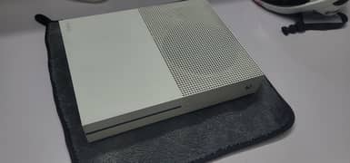 Xbox One S 1TB Disc Version (2019) - Immaculate Condition, Complete 0