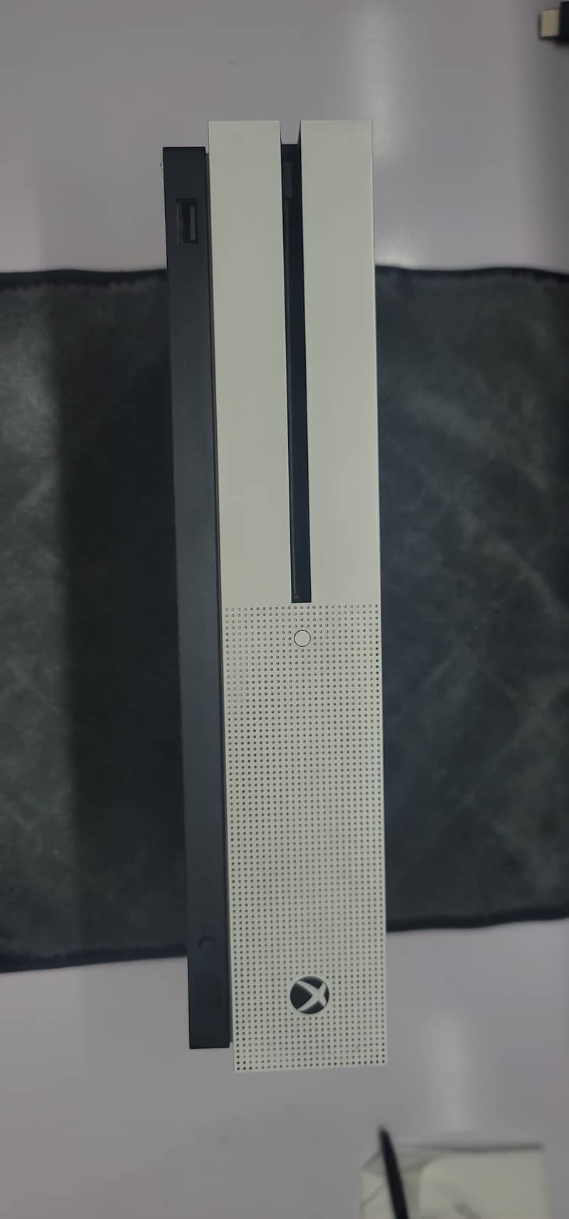 Xbox One S 1TB Disc Version (2019) - Immaculate Condition, Complete 4