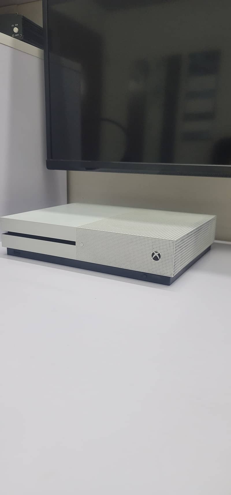 Xbox One S 1TB Disc Version (2019) - Immaculate Condition, Complete 8