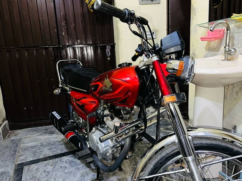 Honda 125 Red Colour 6