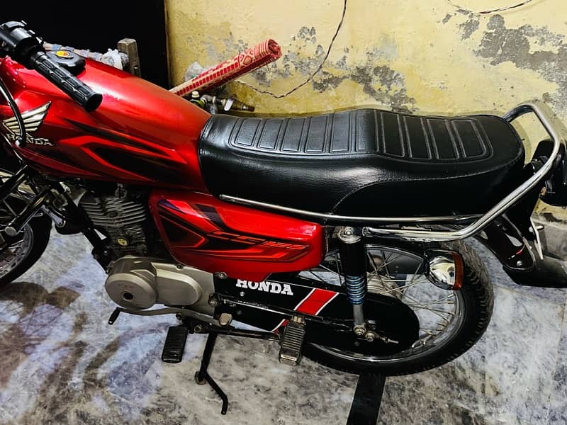 Honda 125 Red Colour 8