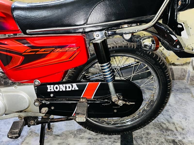 Honda 125 Red Colour 9