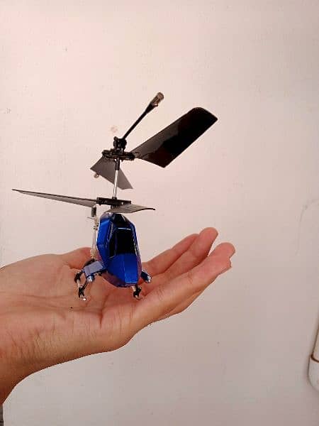 Remote Controlled Helicopter with Gyroscope in New Condition 8