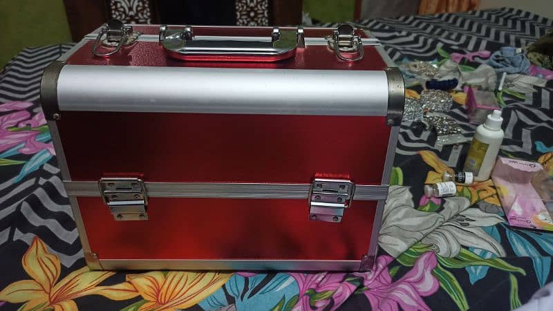 Urgent sale Professional Beauty Box 0