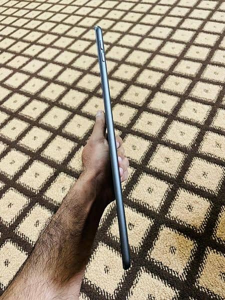 Apple Ipad 5th Gen 32gb mint condion 5