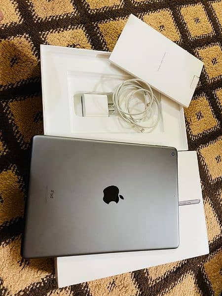 Apple Ipad 5th Gen 32gb mint condion 6