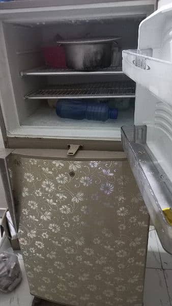 Urgent sale Refrigerator medium size 4