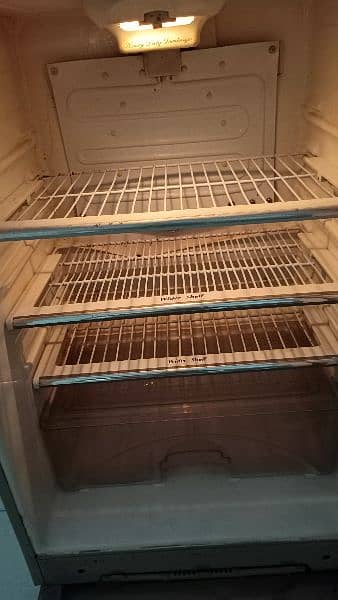 Urgent sale Refrigerator medium size 5