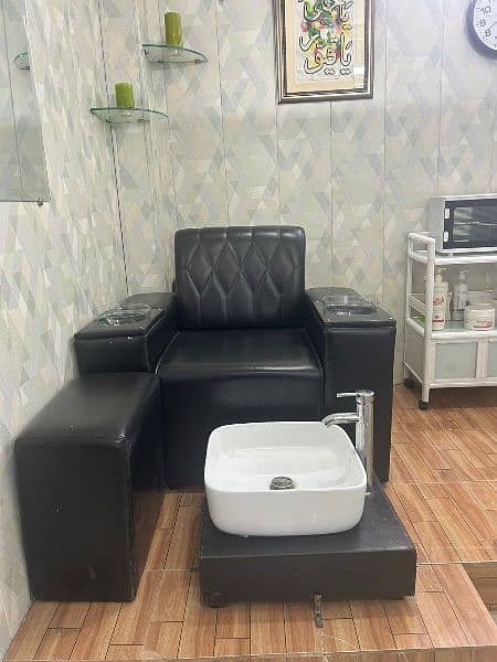 Running business for sale / Beauty saloon for sale / Running Saloon 4