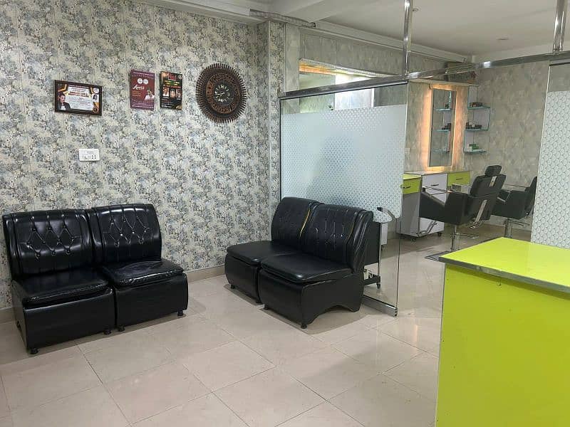 Running business for sale / Beauty saloon for sale / Running Saloon 8