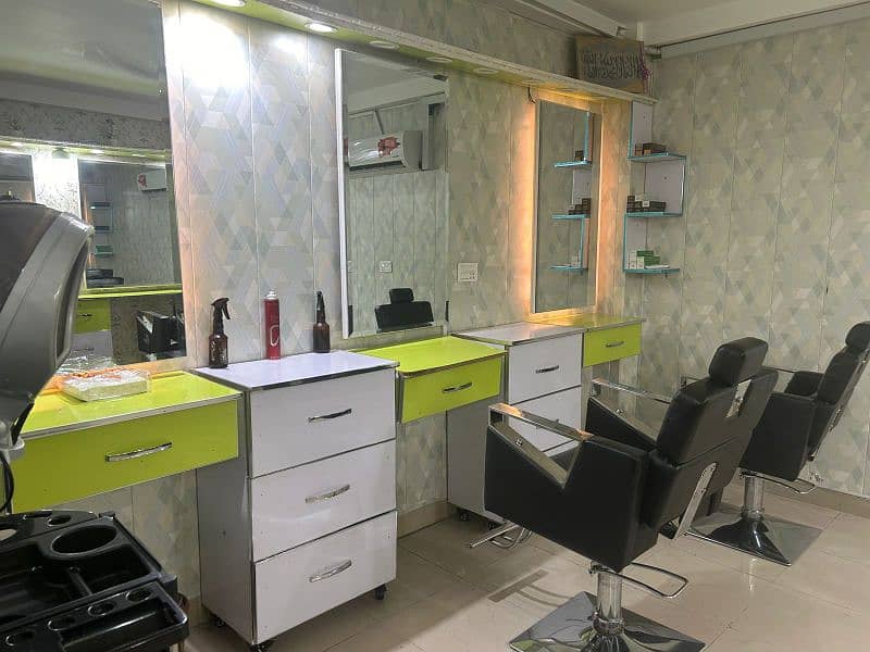 Running business for sale / Beauty saloon for sale / Running Saloon 9