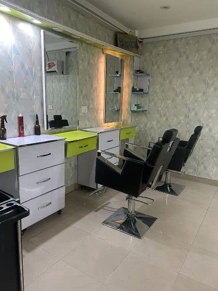 Running business for sale / Beauty saloon for sale / Running Saloon 10