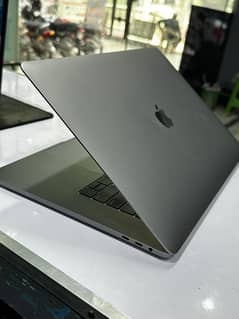 MacBook Pro, Model 2019, Core i-7, 15inch UHD,16-256, 4GB graphics