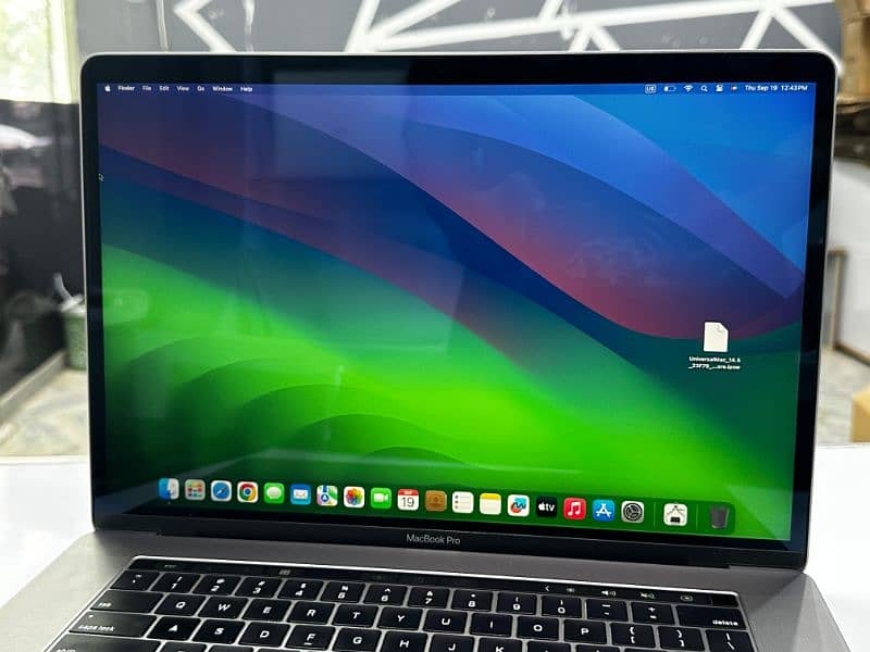 MacBook Pro, Model 2019, Core i-7, 15inch UHD,16-256, 4GB graphics 1